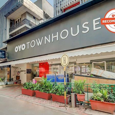 Vaccinated Staff- Oyo Townhouse 105 Khar West Station Hotel Bombaim Exterior foto