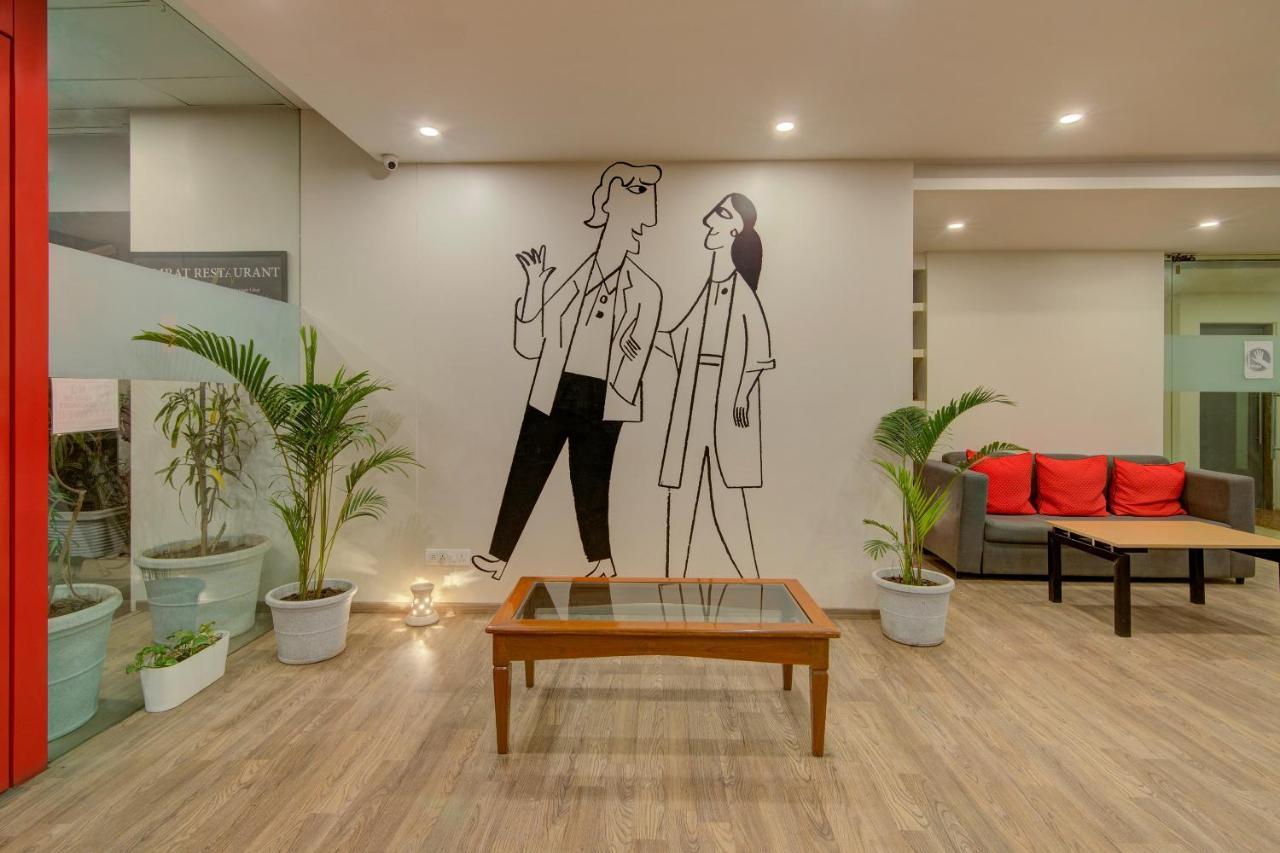 Vaccinated Staff- Oyo Townhouse 105 Khar West Station Hotel Bombaim Exterior foto