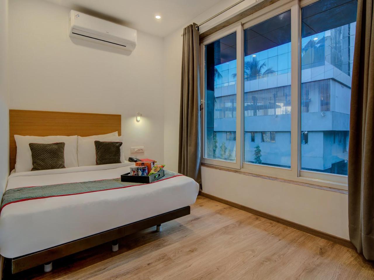 Vaccinated Staff- Oyo Townhouse 105 Khar West Station Hotel Bombaim Exterior foto