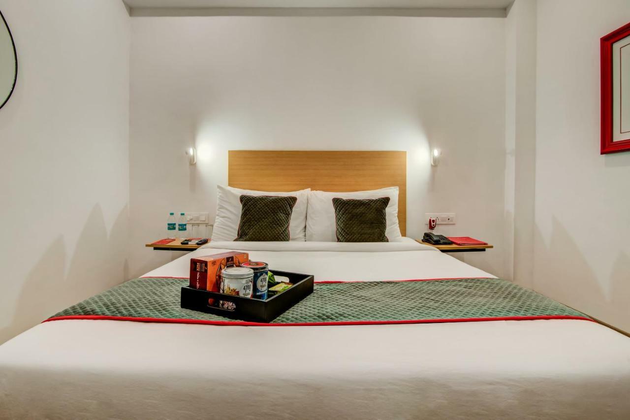 Vaccinated Staff- Oyo Townhouse 105 Khar West Station Hotel Bombaim Exterior foto