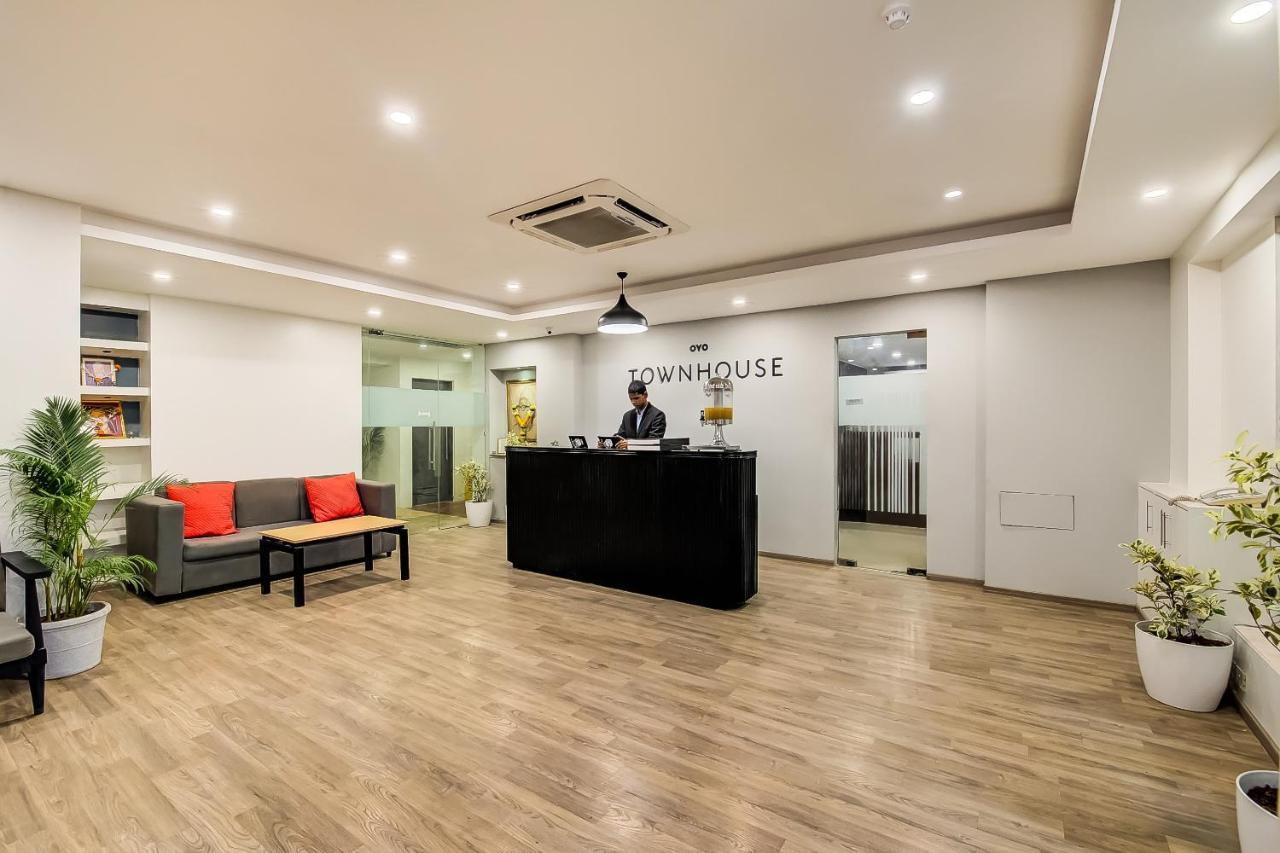 Vaccinated Staff- Oyo Townhouse 105 Khar West Station Hotel Bombaim Exterior foto